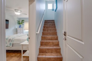 3 bedrooms, desk, iron/ironing board, travel cot
