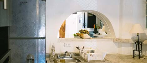 Een koelkast, een microgolfoven, een oven, een blender