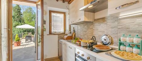 Kühlschrank, Mikrowelle, Herdplatte, Geschirrspüler