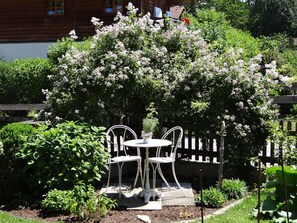 Outdoor dining - Ferienwohnung bis 2 Personen, 40 qm, OG mit Balkon (Bad Feilnbach)