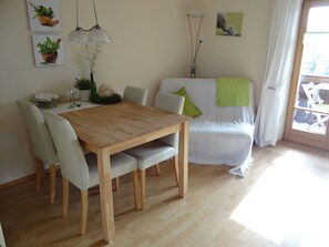 Dining - Ferienwohnung bis 2 Personen, 40 qm, OG mit Balkon (Bad Feilnbach)