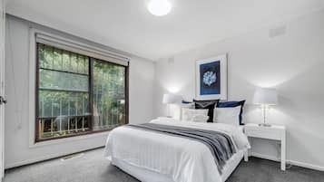 Apartment | Bathroom | Combined shower/tub, free toiletries, hair dryer, towels