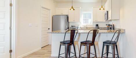 Réfrigérateur, micro-ondes, four, plaque de cuisson