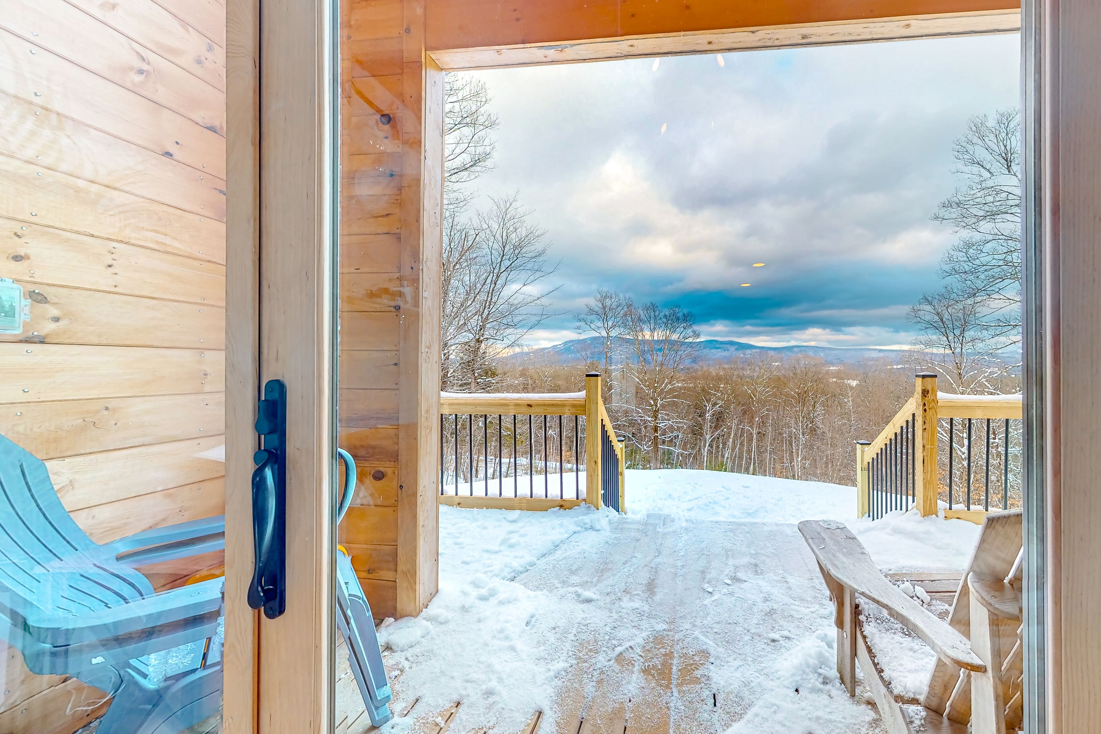 Quaint mountain retreat with a gas fireplace, balcony, central AC - dog-friendly