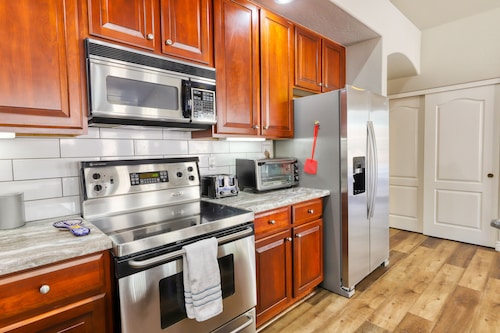 Private desert dream home with enclosed yard, pool, furnished lanai, & grill