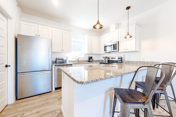 Frigorifero, microonde, forno, piano cottura