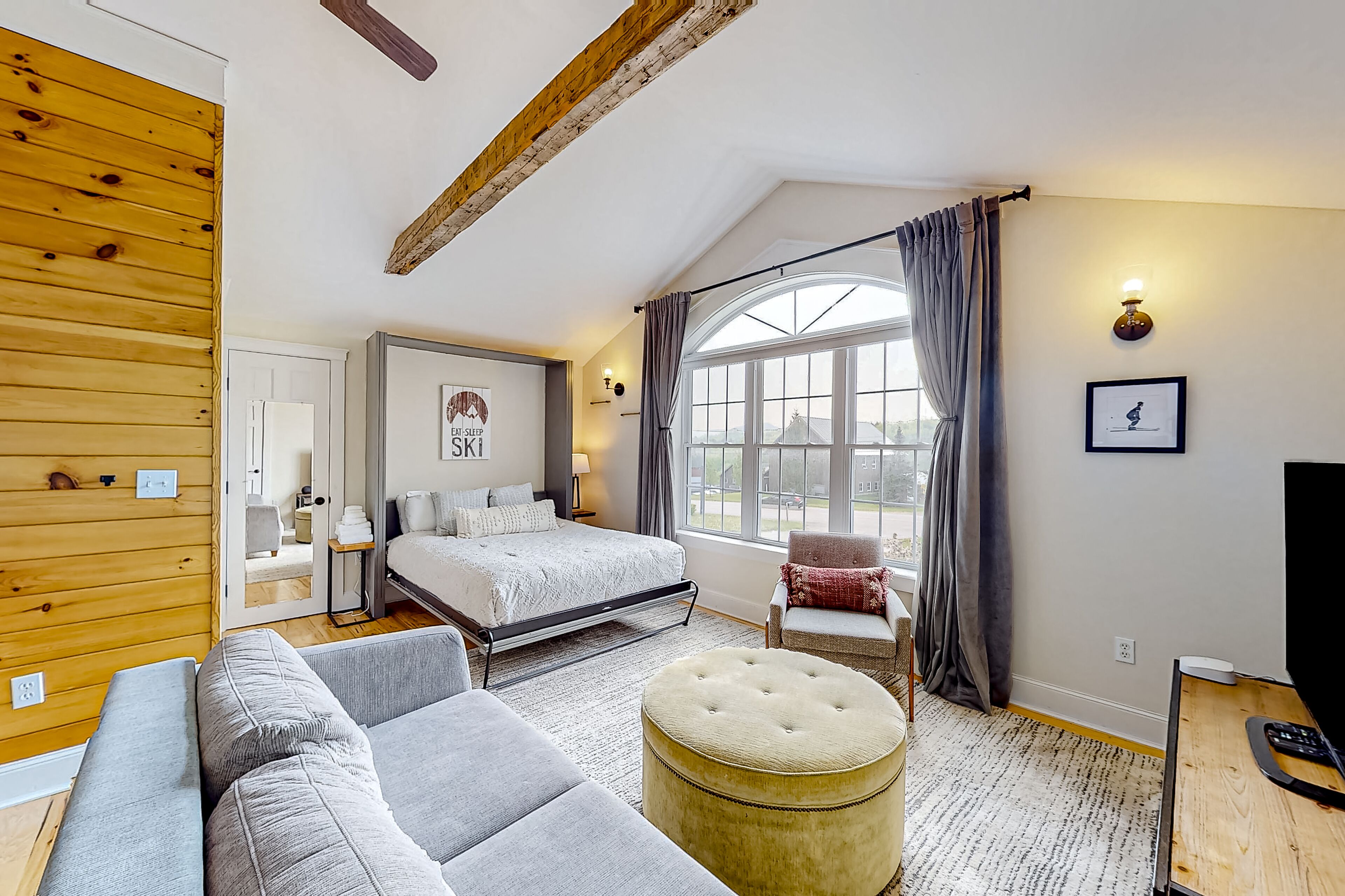 Sunny suite in a 1790s farmhouse with shared hot tub & deck - near bike/hike/ski