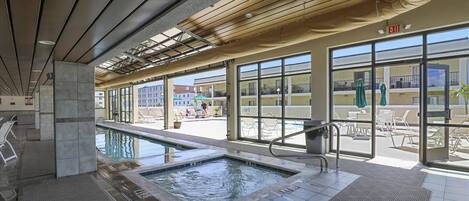 من حمّامات السباحة المغطاة