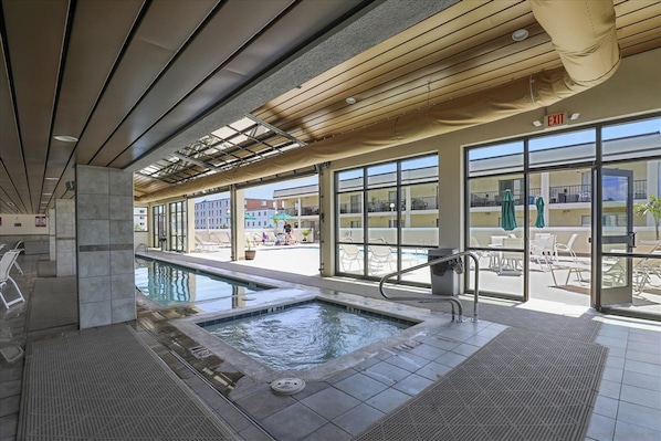 Una piscina cubierta