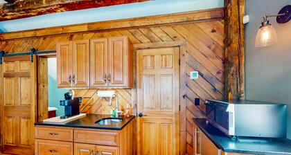 Vintage farmhouse studio with on-site hot tub - near year-round recreation