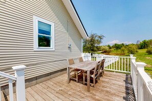 Outdoor dining - Vintage farmhouse studio with on-site hot tub - near year-round recreation (Waterbury)