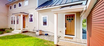 Vintage farmhouse studio with on-site hot tub - near year-round recreation