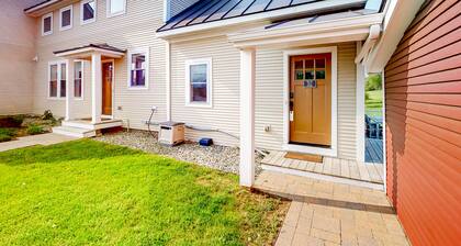 Vintage farmhouse studio with on-site hot tub - near year-round recreation