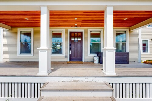 3-bedroom suite in a vintage farmhouse with on-site hot tub - near ski/hike/bike