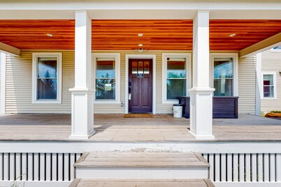 3-bedroom suite in a vintage farmhouse with on-site hot tub - near ski/hike/bike