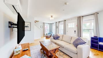 Una televisión, libros