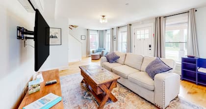 3-bedroom suite in a vintage farmhouse with on-site hot tub - near ski/hike/bike