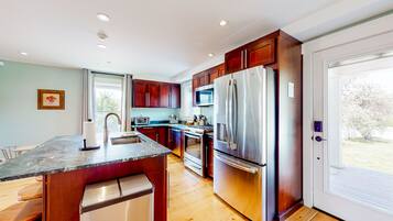 Frigorífico, microondas, horno y placa de cocina