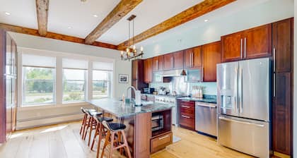 All-season escape in a vintage farmhouse with updated interior & on-site hot tub