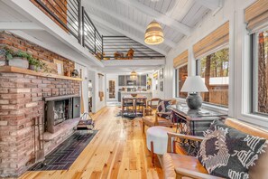 Televisión y chimenea 