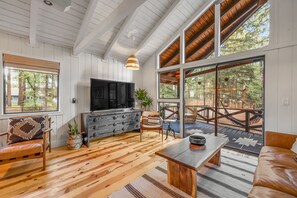 Televisión y chimenea 