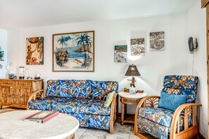 TV, books - Enchanting oceanfront condo with pool, lanai, and washer/dryer - golfing nearby (Kailua-Kona)