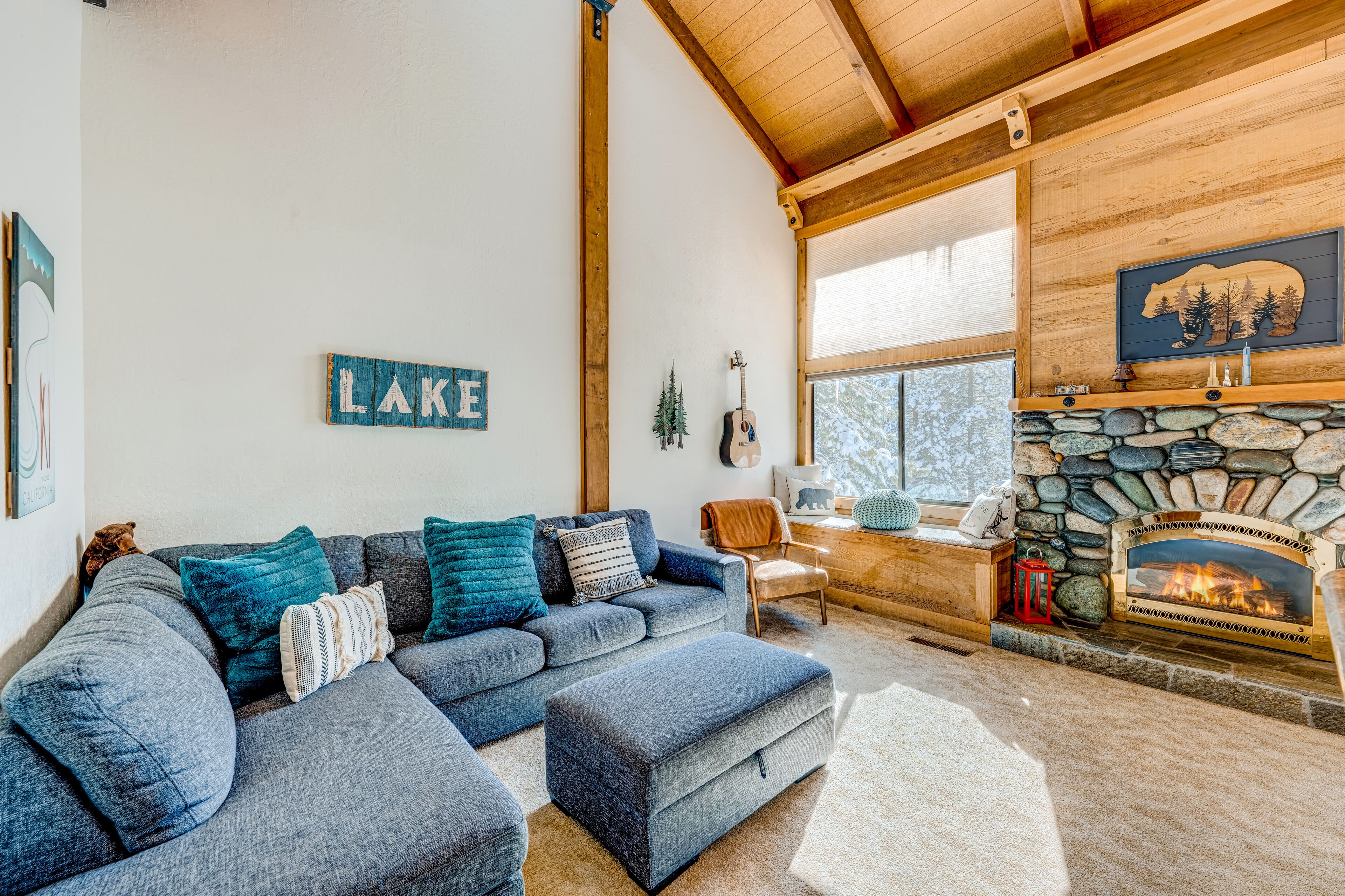 2-story condo with gas fireplace, pools, hot tubs, gym & tennis