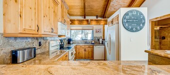 2-story condo with gas fireplace, pools, hot tubs, gym & tennis