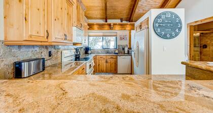 2-story condo with gas fireplace, pools, hot tubs, gym & tennis