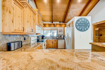 2-story condo with gas fireplace, pools, hot tubs, gym & tennis