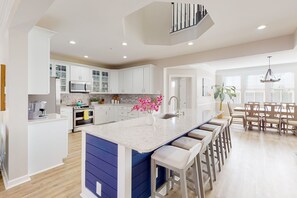 Refrigerador, microondas, horno, placa de cocina