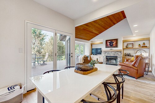 Golf-course-front condo with private hot tub, Mt. Jefferson views, pools & gyms