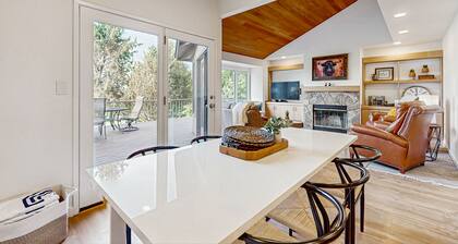 Golf-course-front condo with private hot tub, Mt. Jefferson views, pools & gyms