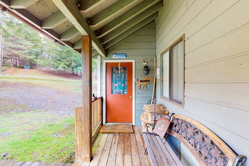 3-story mountain condo with deck, balcony, shuttle to slopes, fireplace, & W/D