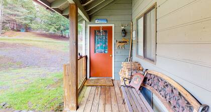 3-story mountain condo with deck, balcony, shuttle to slopes, fireplace, & W/D