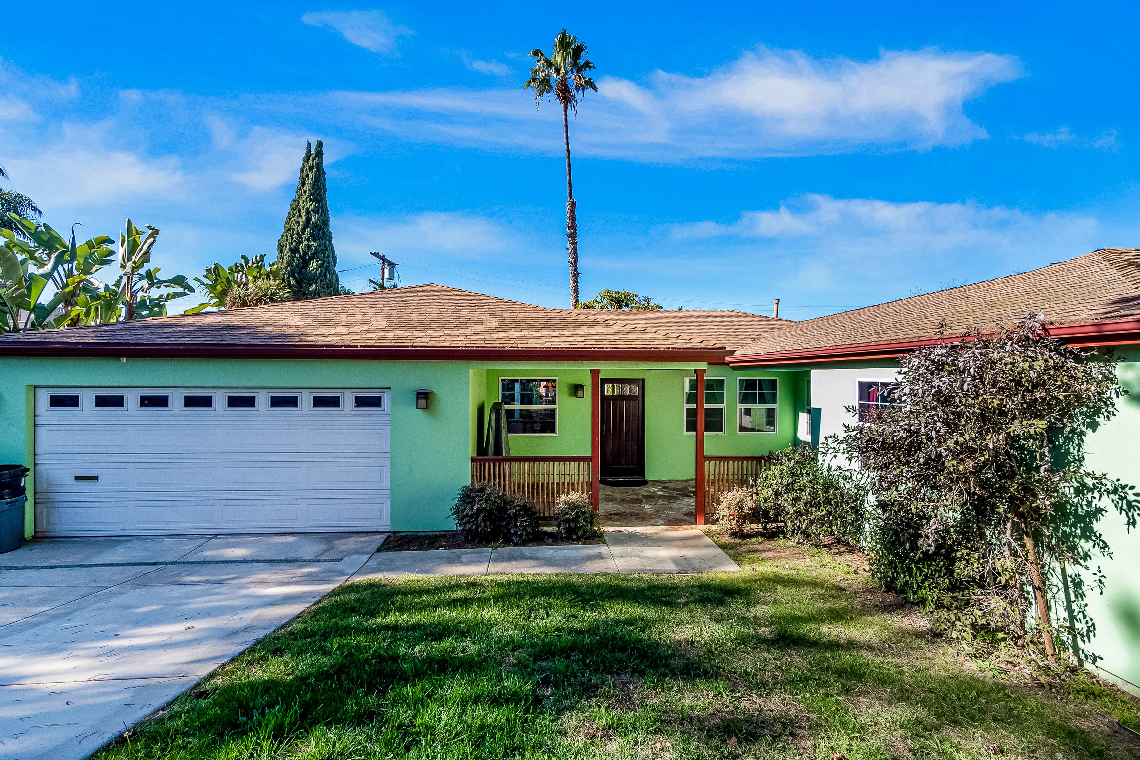 Spacious sun-lit home with deck, jetted tub, central AC, & beach gear