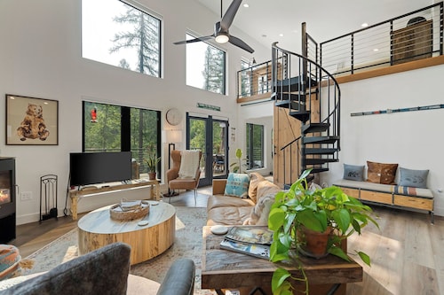 Brand New Hot Tub - 25min from Ski/Whitefish - Central Location- Gorgeous Views