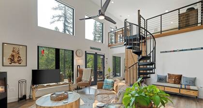 Brand New Hot Tub - 25min from Ski/Whitefish - Central Location- Gorgeous Views