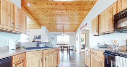 Family Friendly Creekside Cabin w/mountain views, deck & wildlife