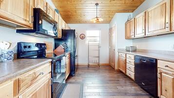 Jääkaappi, mikroaaltouuni, uuni, liesi