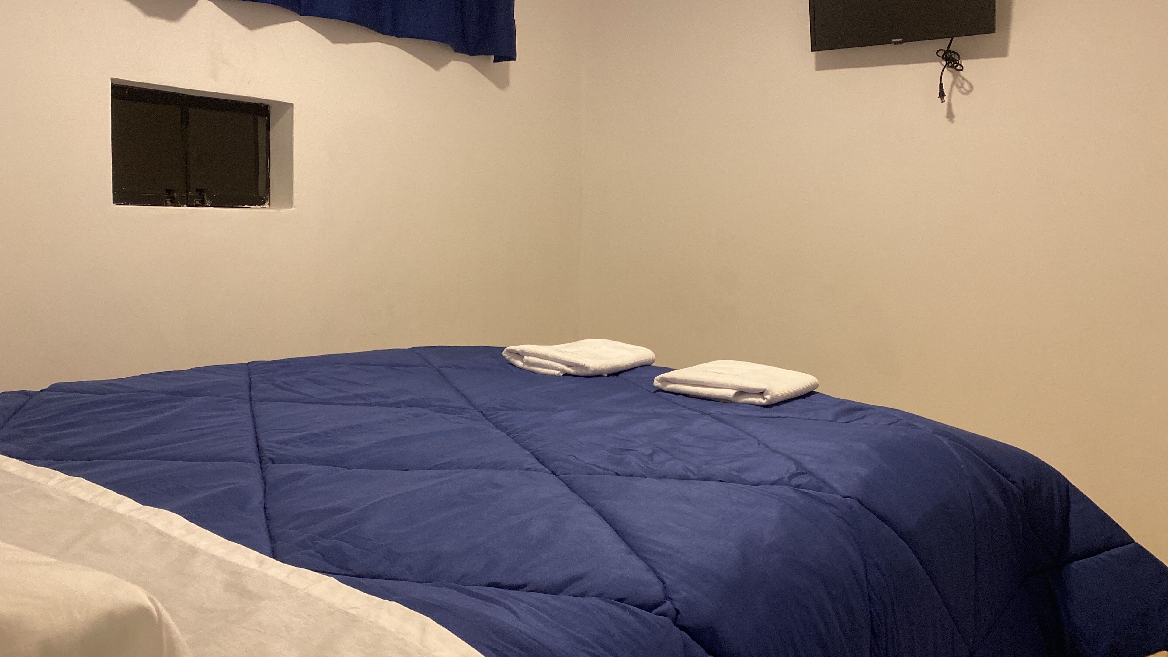 Cubrecamas, colchones con pillow-top, wifi gratis y ropa de cama 