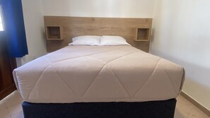 Habitación estándar doble, 1 cama doble, vistas a la ciudad | Edredones de plumas, colchones con acolchado adicional, wifi gratis