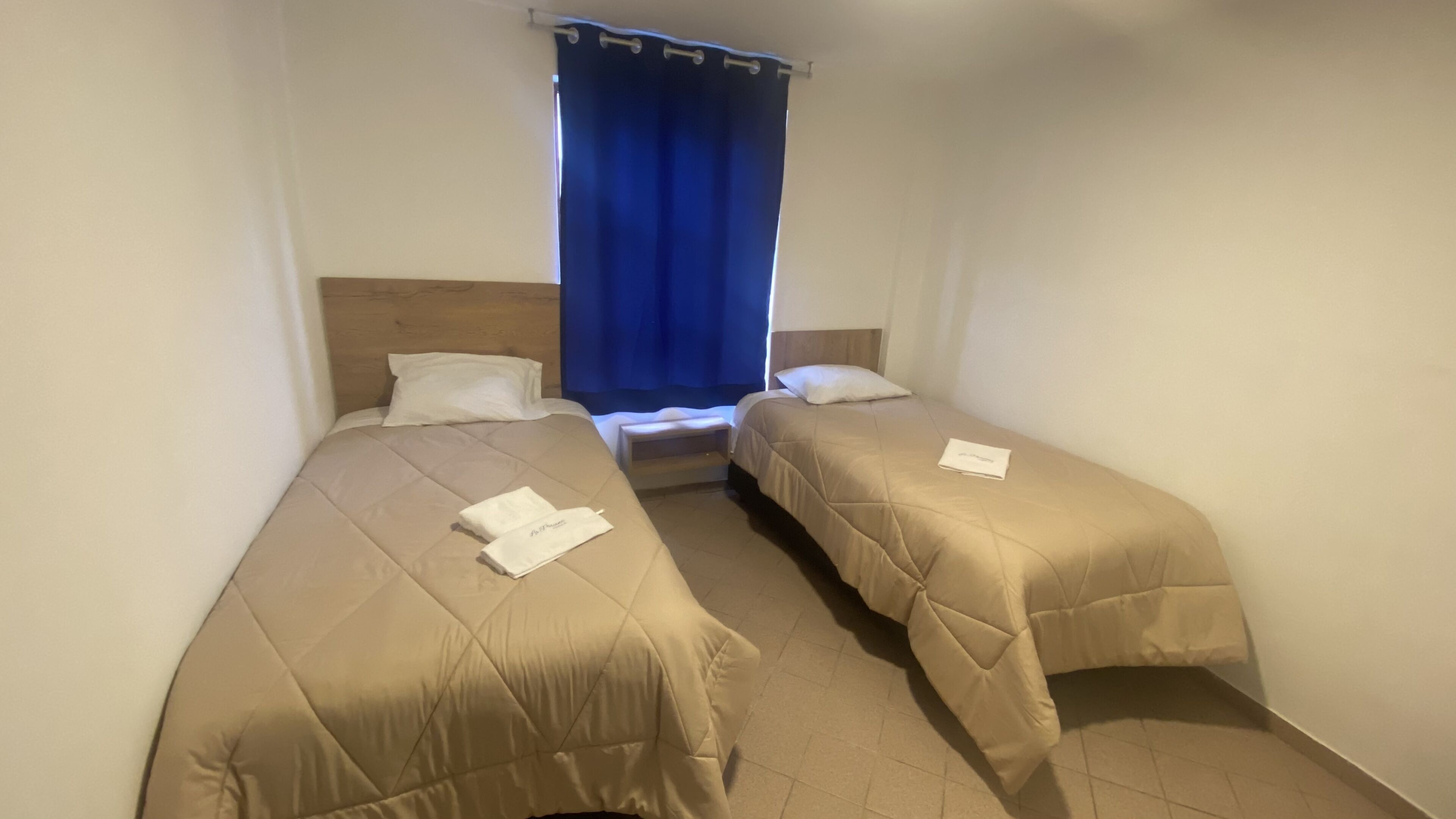 Cubrecamas, colchones con pillow-top, wifi gratis y ropa de cama 