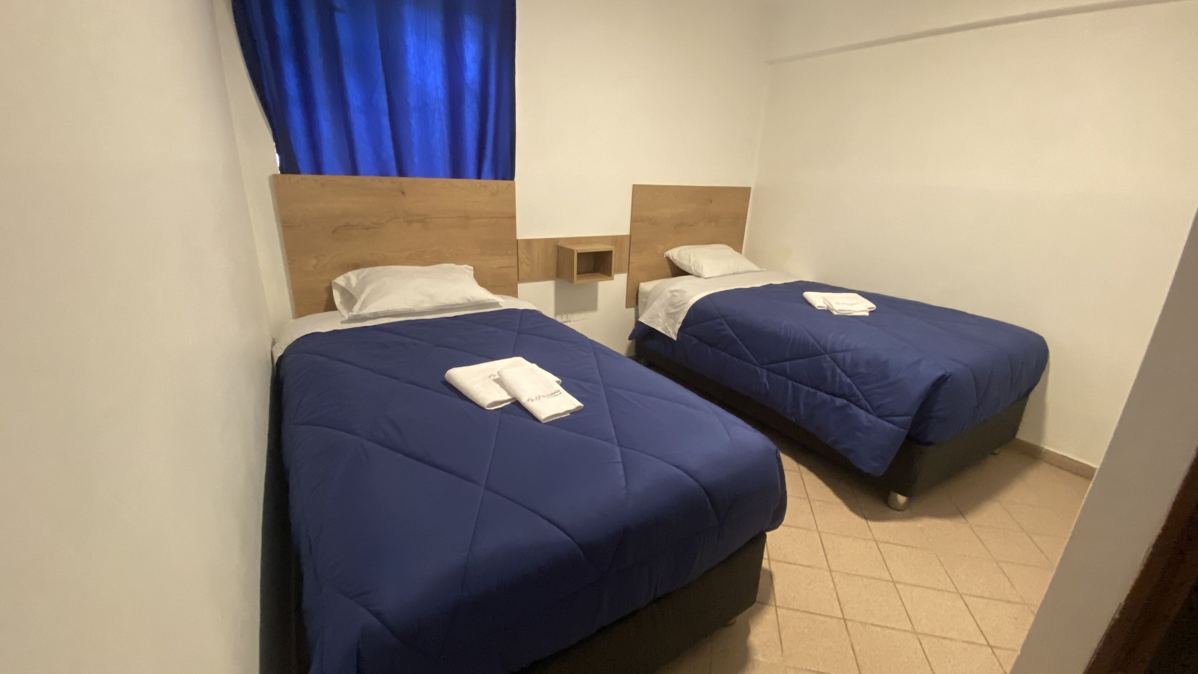 Cubrecamas, colchones con pillow-top, wifi gratis y ropa de cama 