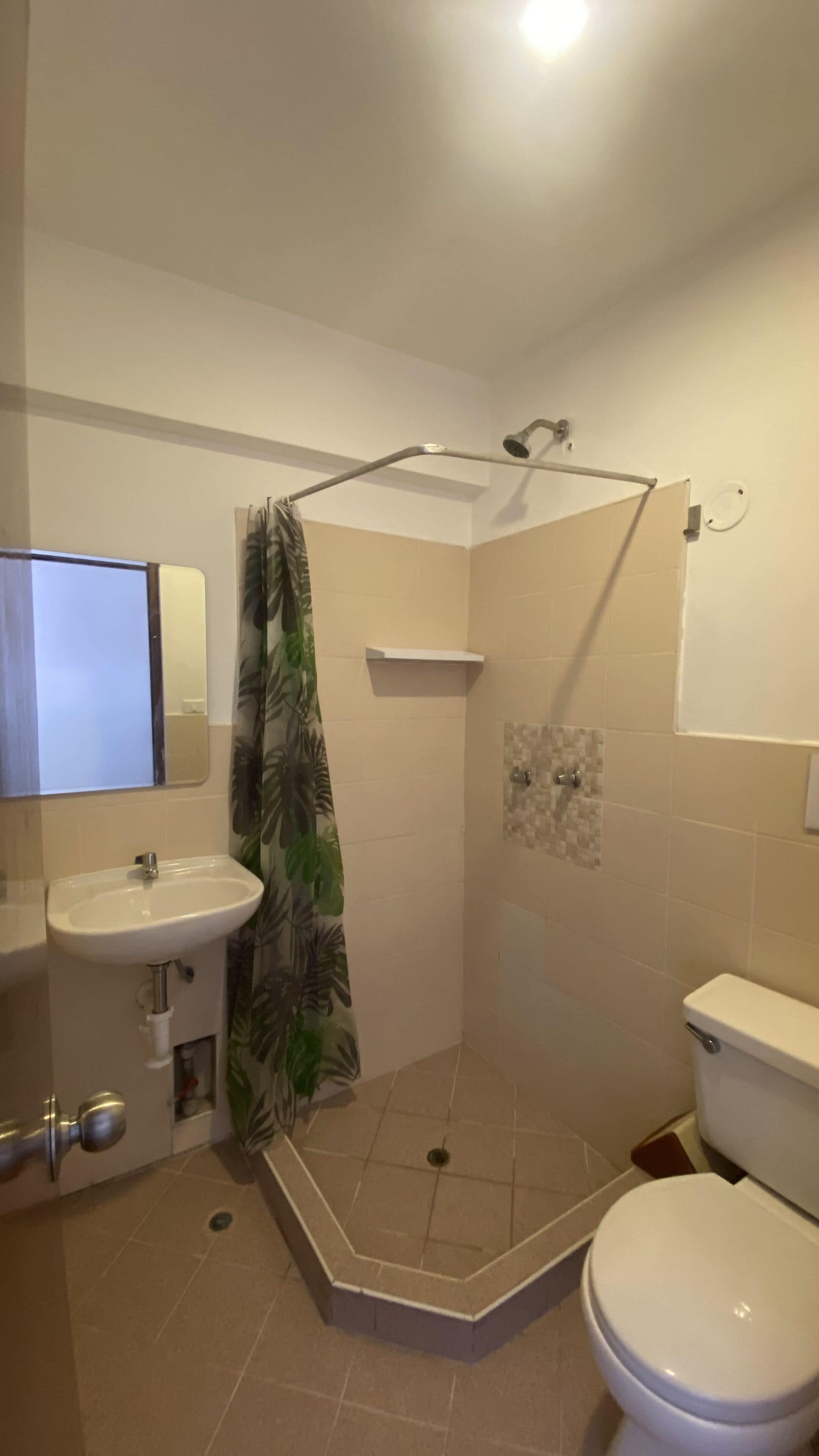 Habitación económica con 2 camas individuales, 1 habitación | Baño | Regadera, regadera tipo lluvia, toallas, jabón 