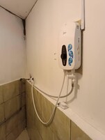 Habitación triple, baño privado | Baño | Ducha, toallas y papel higiénico