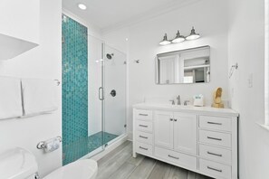 Haartrockner, Handtücher, Seife, Shampoo