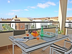 Outdoor dining - Modern and cozy apt 300 meters from the beach (Caleta de Fuste)