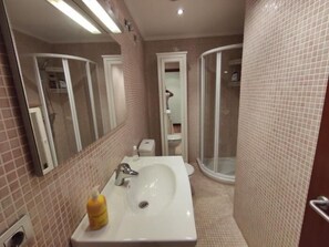 Douche, sĂšche-cheveux, serviettes fournies