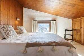 3 bedrooms, iron/ironing board, travel crib, free WiFi